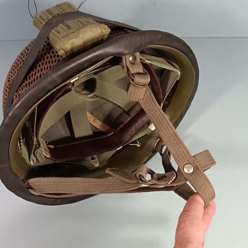 CASQUE FRANCAIS MODELE 1956 PARACHUTISTE CASQUE LOURD DATE 1959 ET LINER 1962 TAP LEGION ETRANGERE FILET DE CAMOUFLAGE